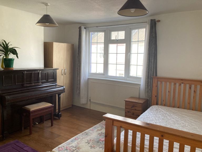 Bright & spacious double in a creative Hanover pad