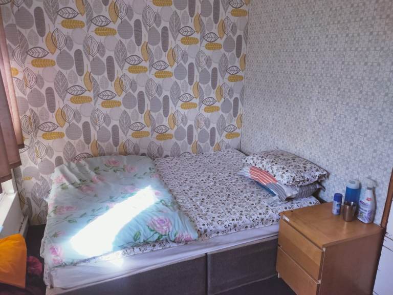 good size room with double bed in livingston