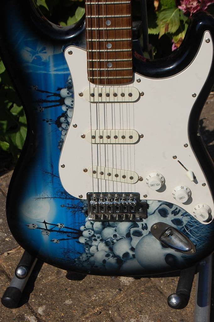 Electric Guitar with Skull Design – Good Condition
