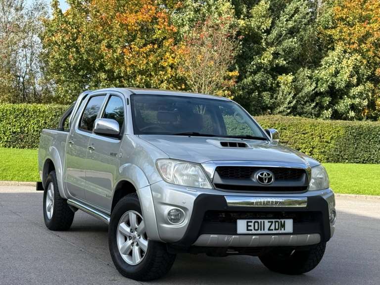 Toyota Hilux 3.0 D-4D Invincible Auto 4WD 4dr Diesel Automatic
