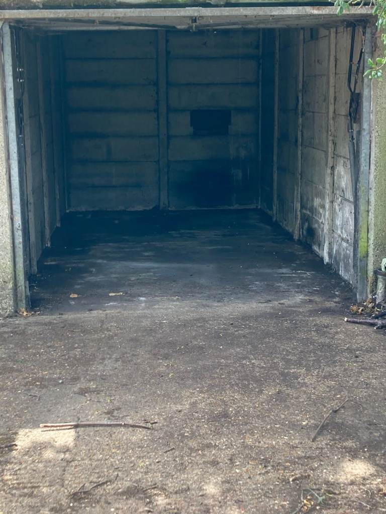 Secure garage in central Croydon