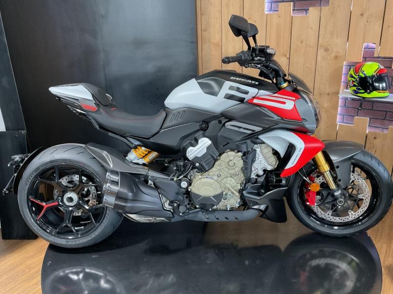 Ducati Diavel V4 RS 2026 DRY Clutch! Ohlins! Forged Wheels! Desmo Engine! 182bhp