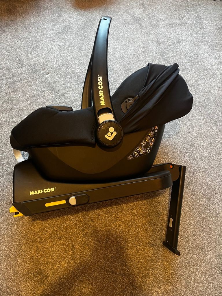 Maxi cosi cabriofix I-size car seat and isofix base.