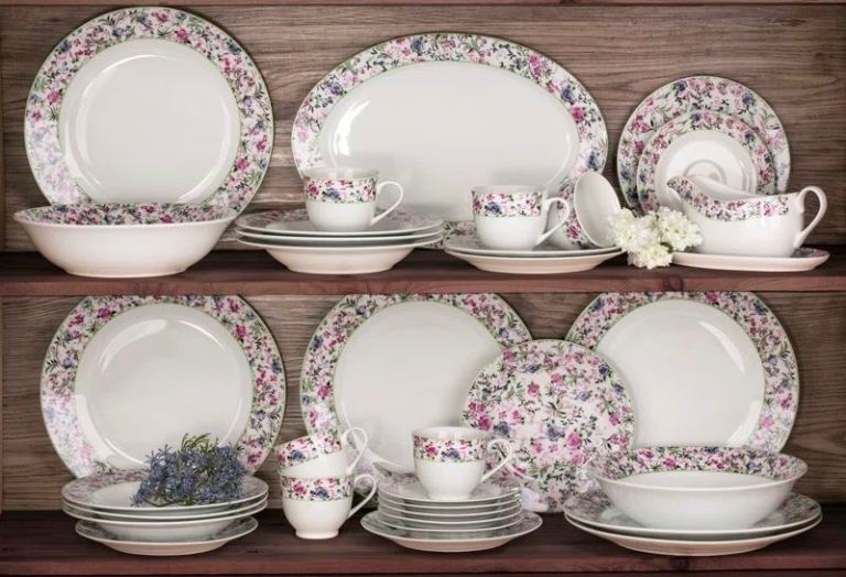 Brand new 35 piece dinner set