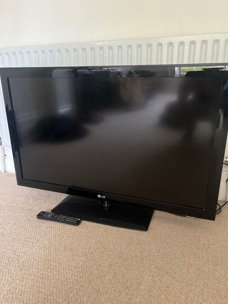 LG Flat Screen TV with Remote – Good Condition