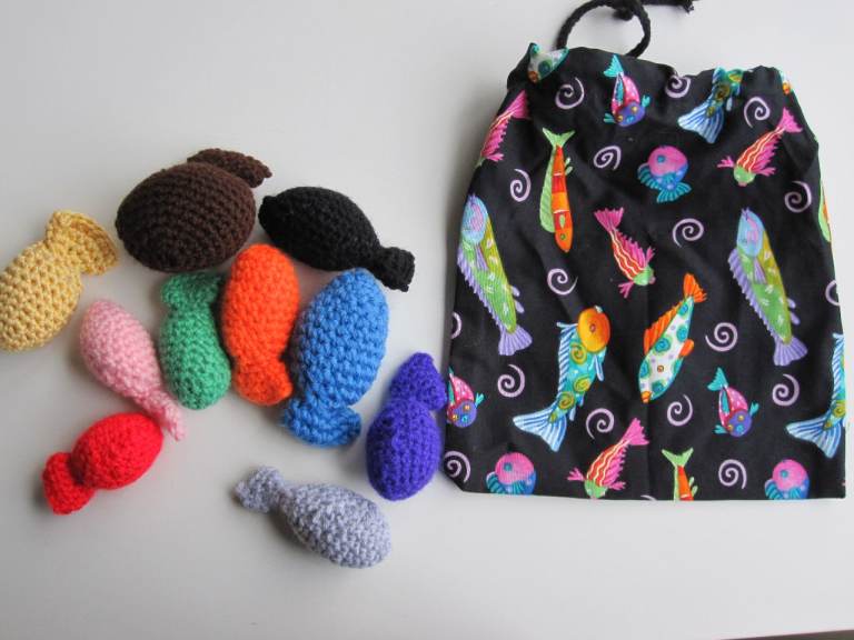 HAND MADE SET OF 10 FISH & 1 BAG FOR COUNTING, COLOUR AND SIZE LEARNING