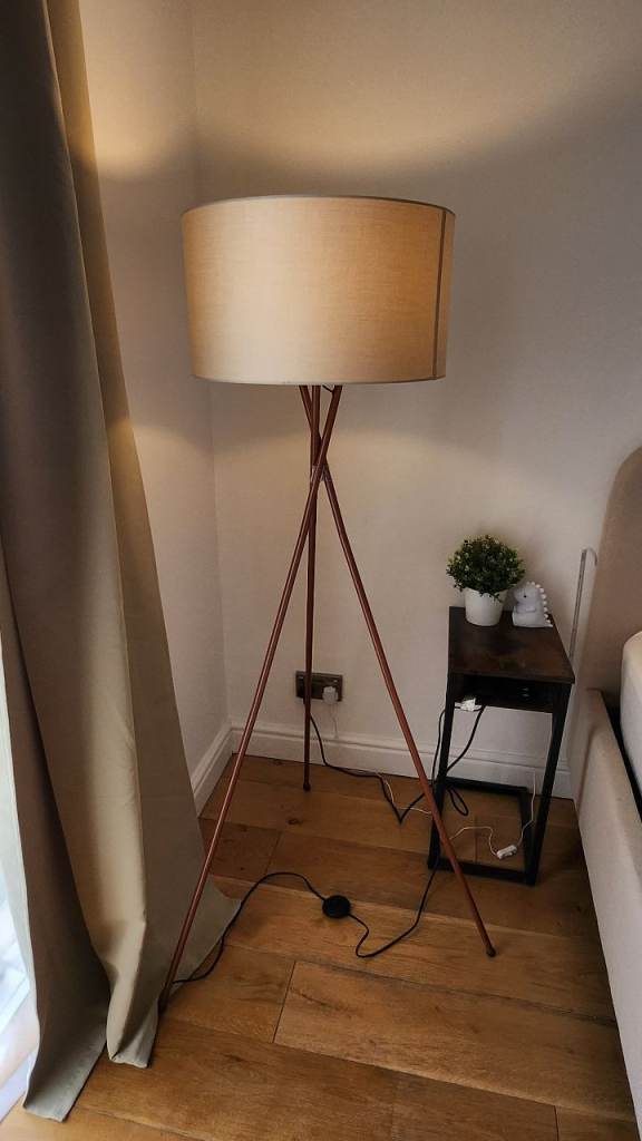 Modern Tripod Floor Lamp with Fabric Shade – Warm Ambient Lighting