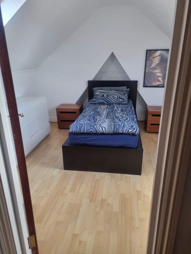 Clean loft single room & bills included  