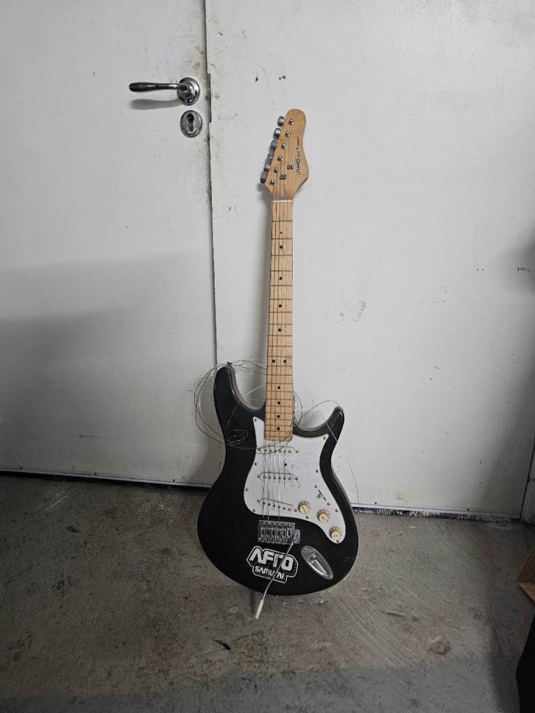 Behringer Electric Guitar with Midi