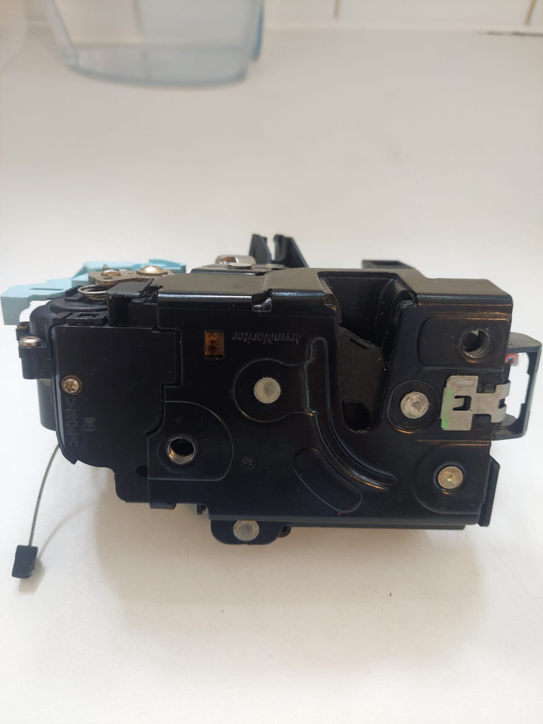 VW Touran Passenger side front door lock 3D2837015