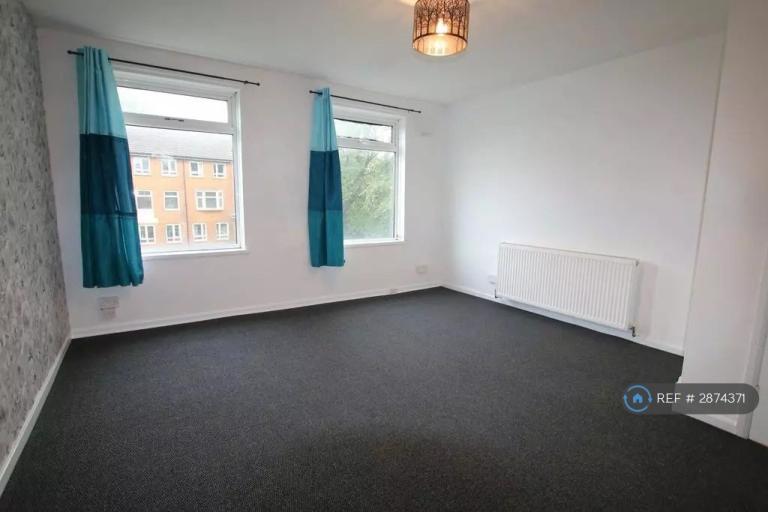 3 bedroom flat in Stonyhurst Road, Blackburn, BB2 (3 bed) (#2874371)