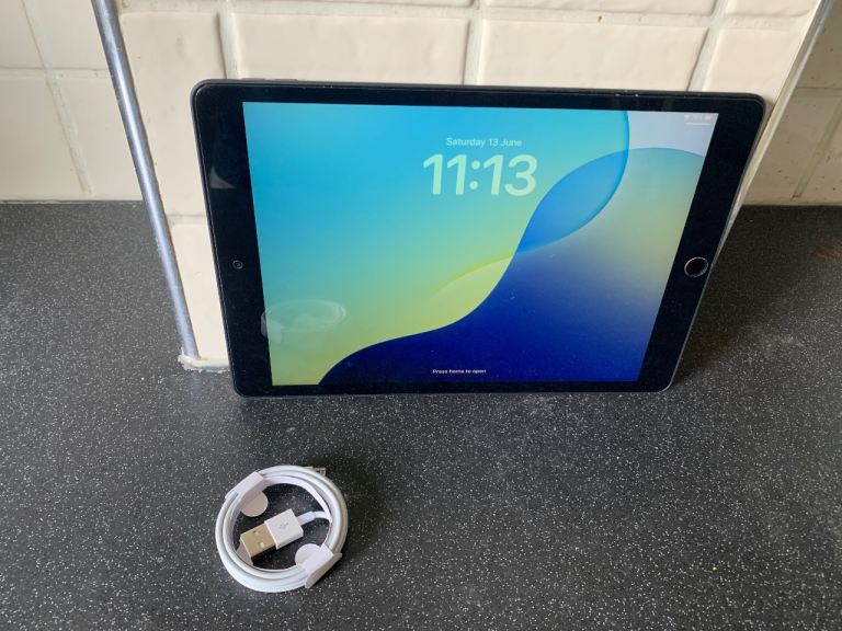Apple iPad with Charger Cable – Good Condition