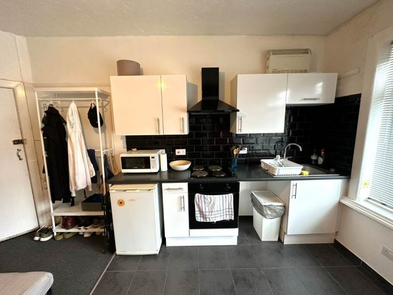 Studio flat - Highfield - BILLS INC - Available NOW