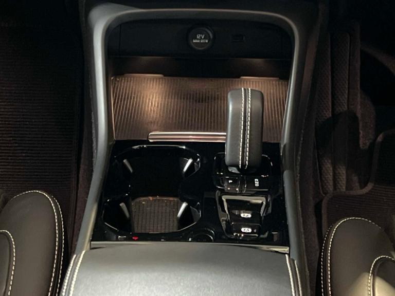  Volvo XC40 2.0 B4P R DESIGN Pro 5dr Auto [7 speed] Estate Petrol Automatic