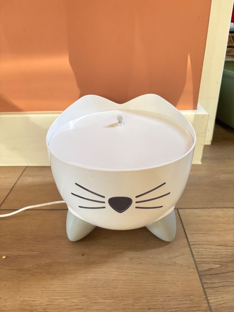 Cat water fountain 
