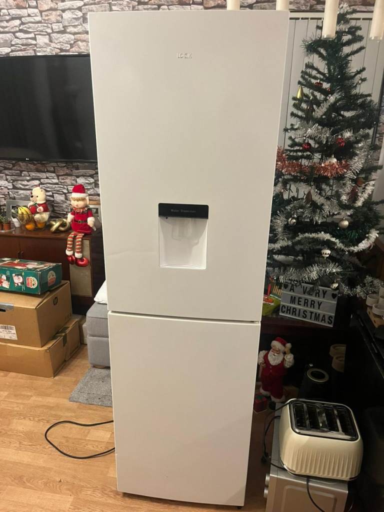 LOGIK White fridge/Freezer w water dispenser 