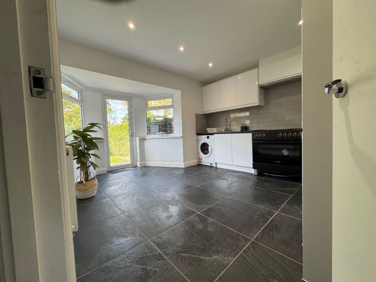 Three luxury rooms available in shared house 