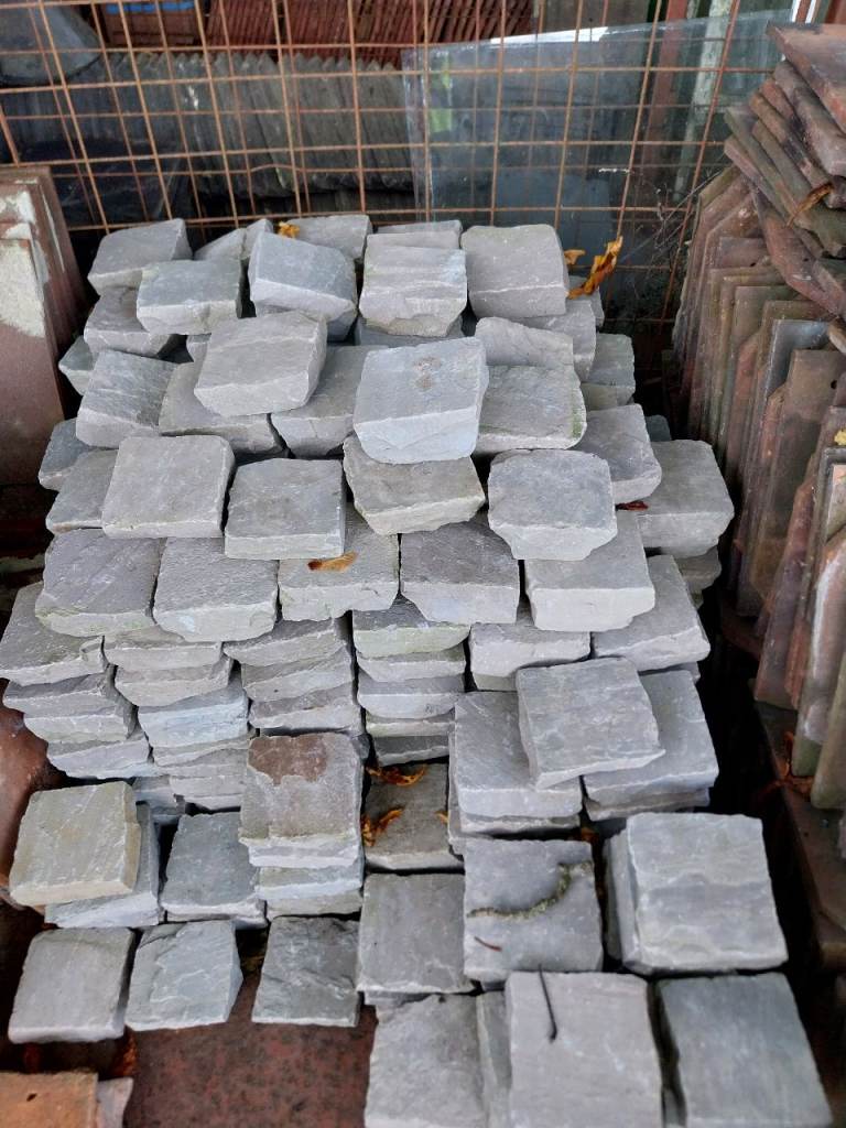 Tumbled 100x100mm x 40-60mm Sandstone Sets