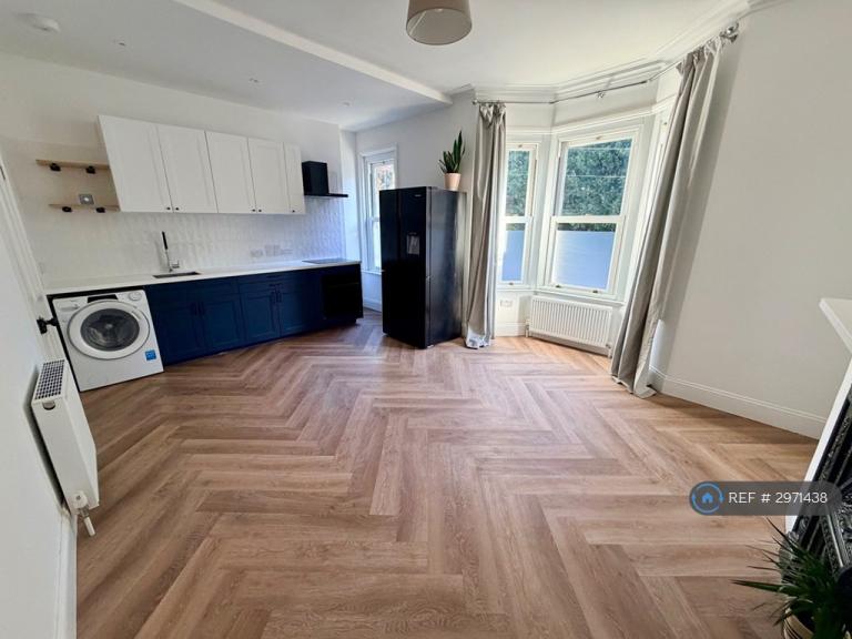 3 bedroom flat in Ashley Terrace, Bath, BA1 (3 bed) (#2971438)