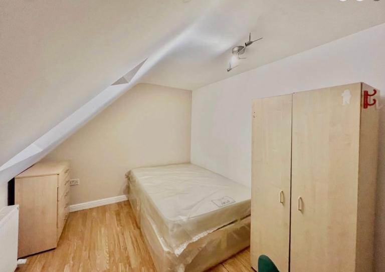 Double bedroom for single person in Purley 