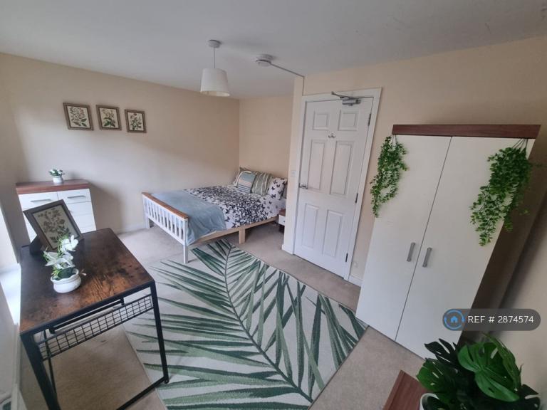 1 bedroom in Winter Close, Epsom, KT17 (#2874574)