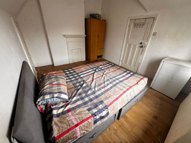 Double Room to rent in Dagenham RM8 .single/couple,Working professional,DSS,850 pm incl bill