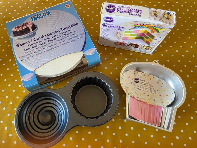 Baking tins and turntable