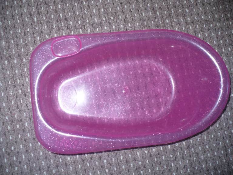 2x Doll's Pink Bathtub in very good clean condition. Fits Baby Born/ Annabell or Barbie Dolls (30cm)