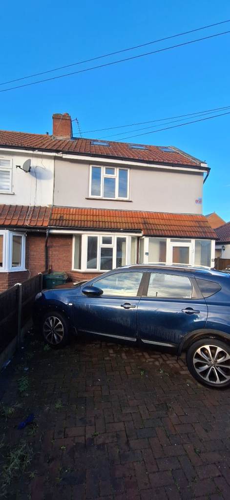 4 bedroom house with 3 bathrooms