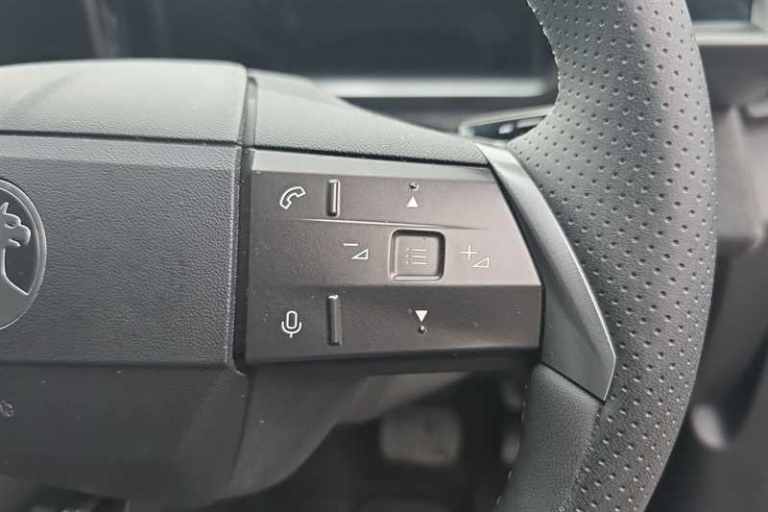 2025 Vauxhall Grandland 1.2 Hybrid [136] Ultimate 5dr e-DCT6 [Pan Roof] HATCHBACK PETROL Automatic