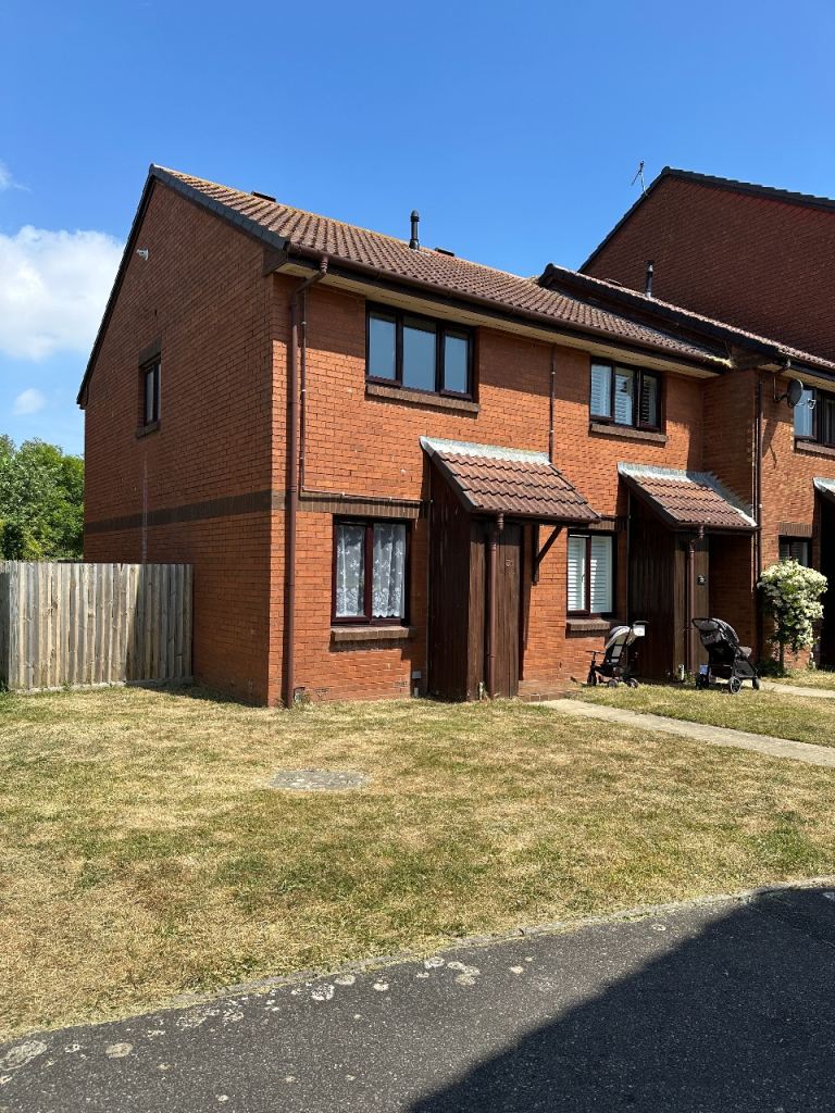 2 Bedroom House in Baiter Park with private garden. Unfurnished.