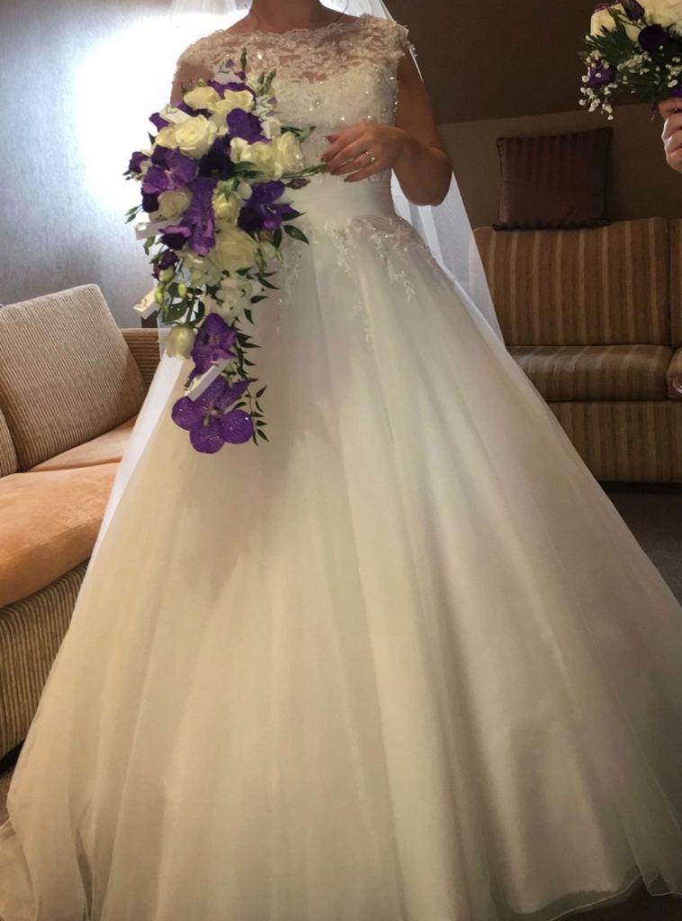 Beautiful Wedding Dress with Veil - size 8/10