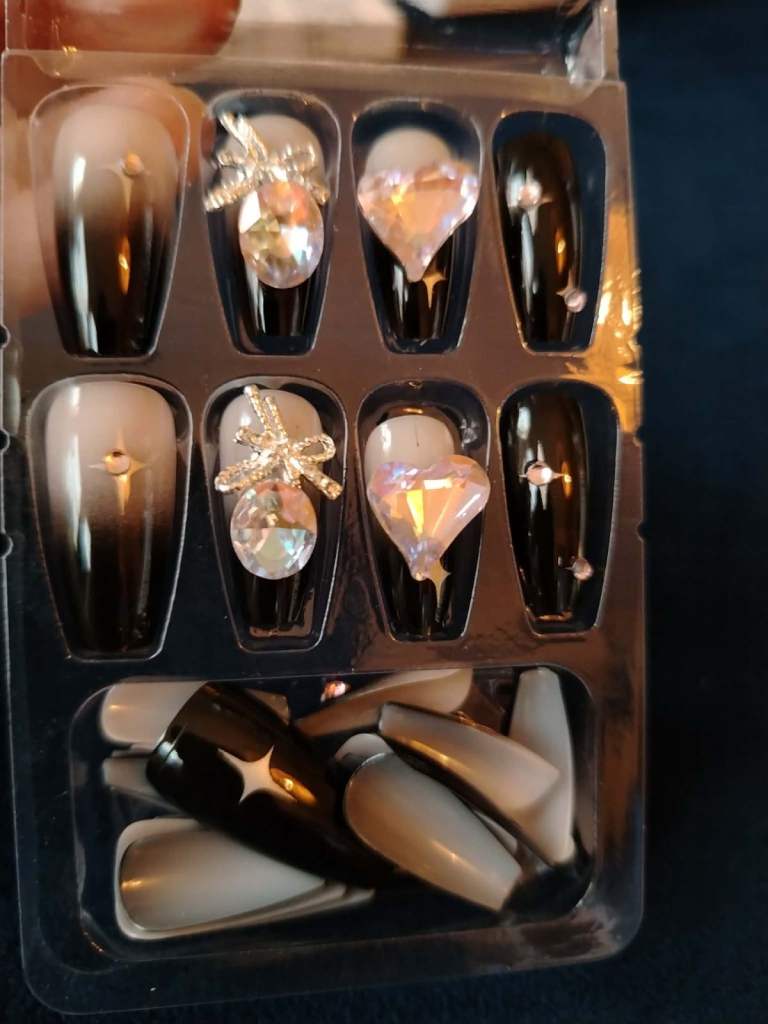 Stunning 3D Press-On Nail Art Kit | Perfect for Parties, Weddings & TikTok