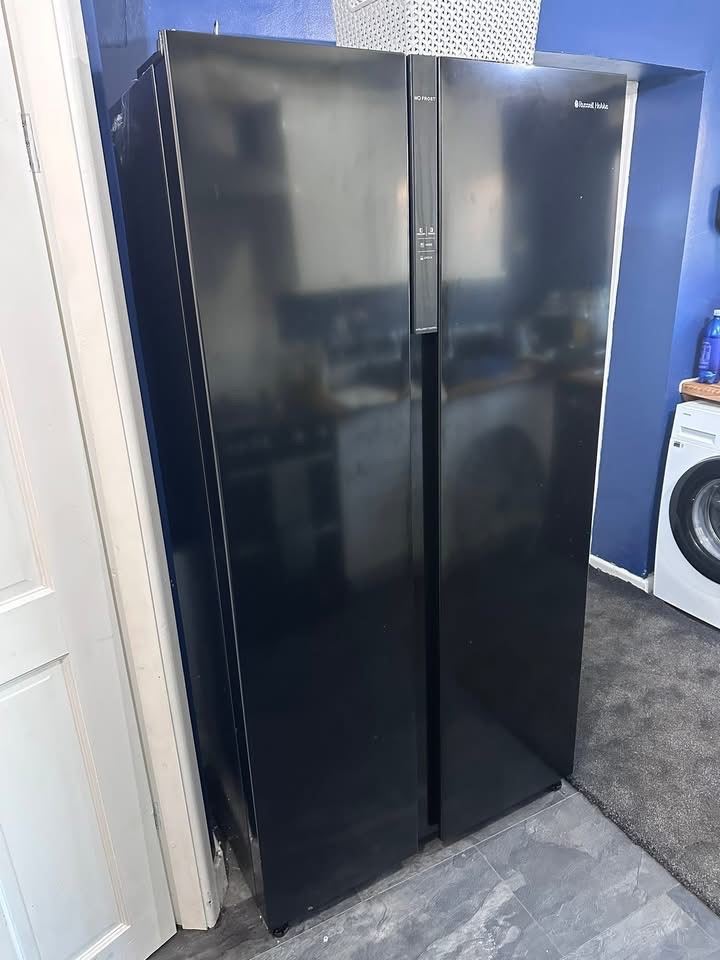 3 week old Russell Hobbs 442 Litre Side-By-Side American Fridge Freezer - Black