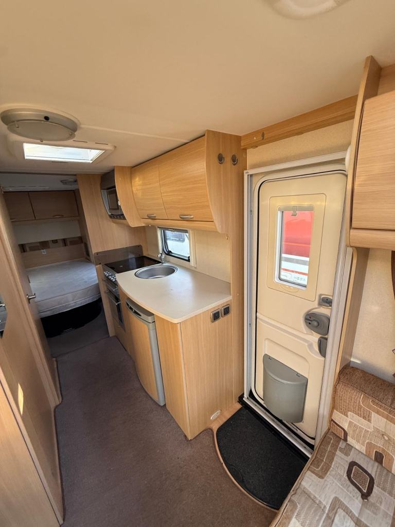 Abbey Vogue 2 610 Twin Axle Rear Island Bed Middle Bathroom