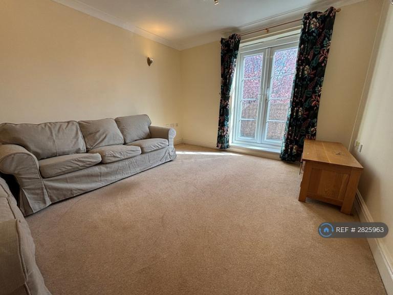 2 bedroom flat in New Road, Ascot, SL5 (2 bed) (#2825963)