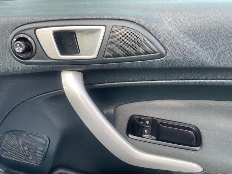 FORD FIESTA 1.2 ZETEC 12 REG WHITE 3 DOOR 12 MONTHS MOT TAX £165 LOW INSURANCE 50+MPG