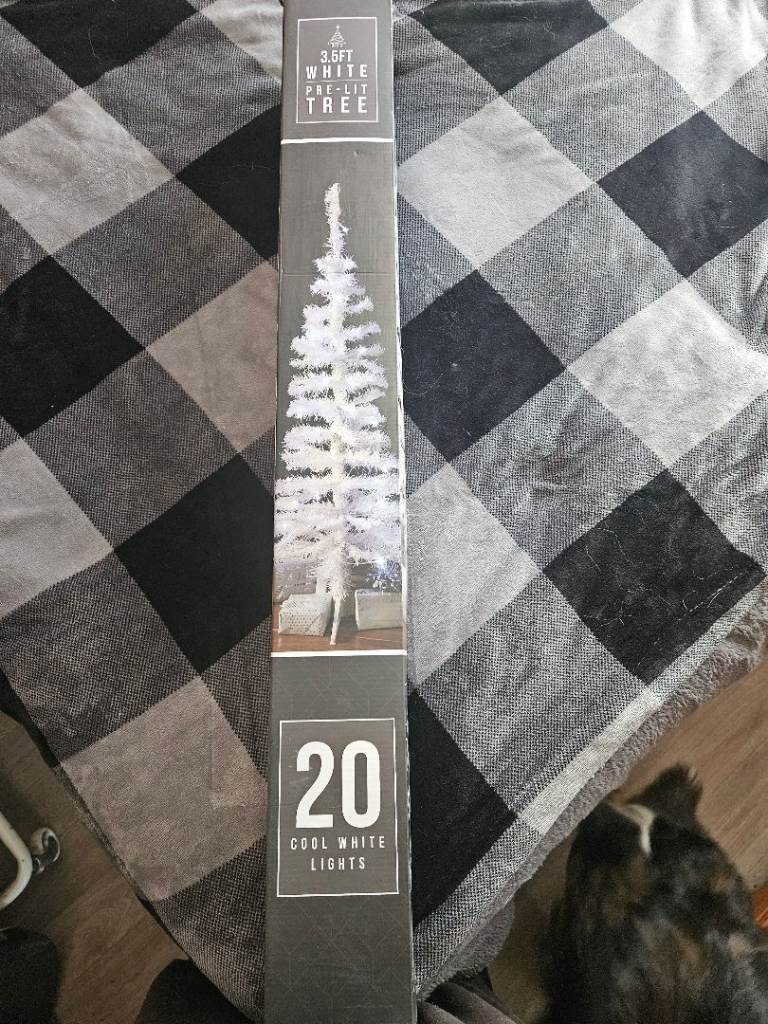3.5m white xmas tree (no lights)