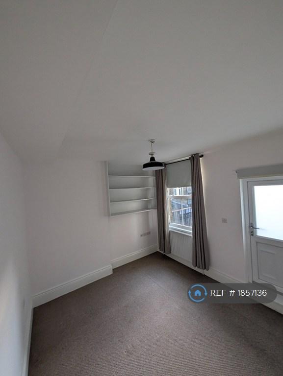 2 bedroom flat in Mare Street, London, E8 (2 bed) (#1857136)