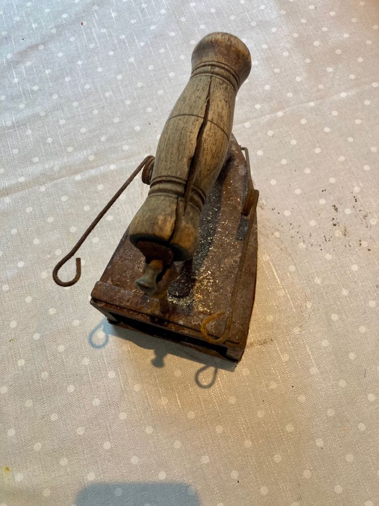 Vintage Cast Iron Flat Iron with Wooden Handle – Rustic Decor