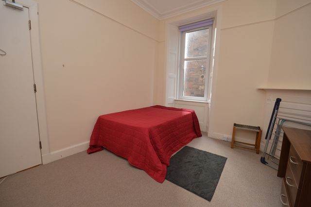 FLAT SHARE: Double room in desirable, ground floor, HMO flat in Newington - available March