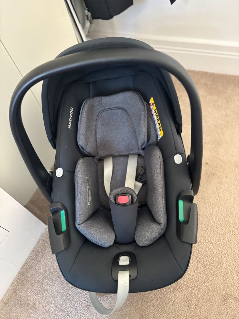 Maxi-Cosi Car Seat 360 with ISOFIX Base – Excellent Condition