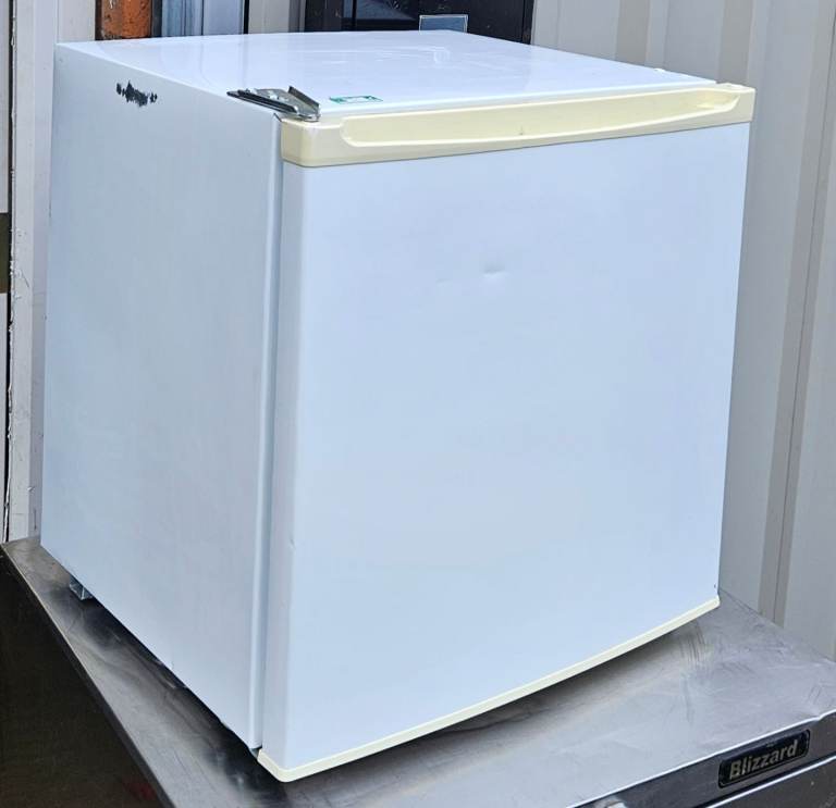 Amica FM061.3 Table top compact fridge, white