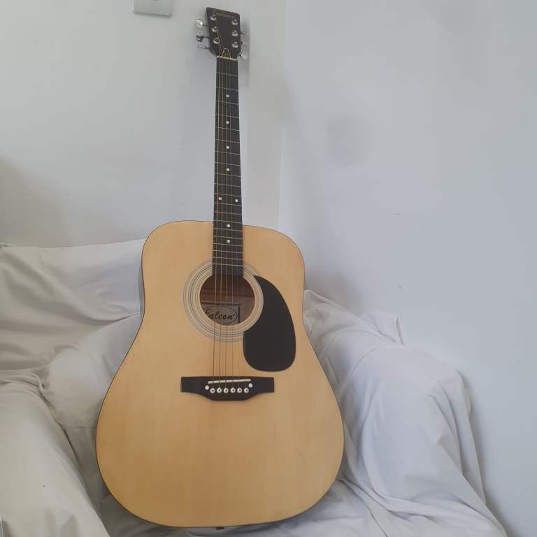Easy-Playing Acoustic Guitar - ideal for all scenarios