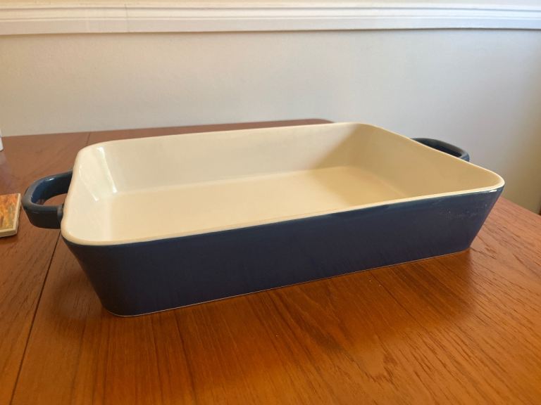 Stoneware casserole dish 