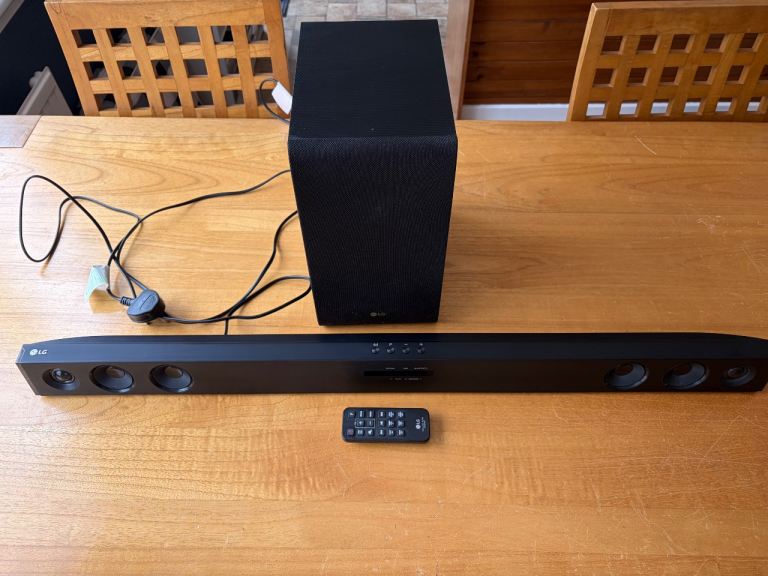 LG SJ3 soundbar with wireless subwoofer 