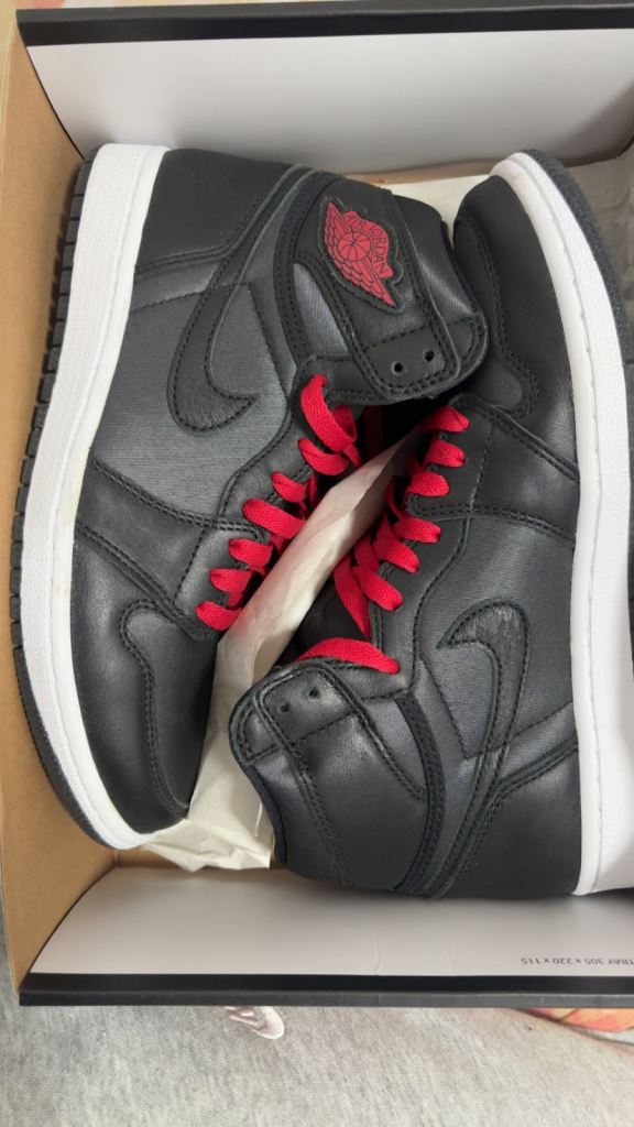 Nike Jordan 1 Trainers - Black/Red, UK 6.5 / EU 40.5