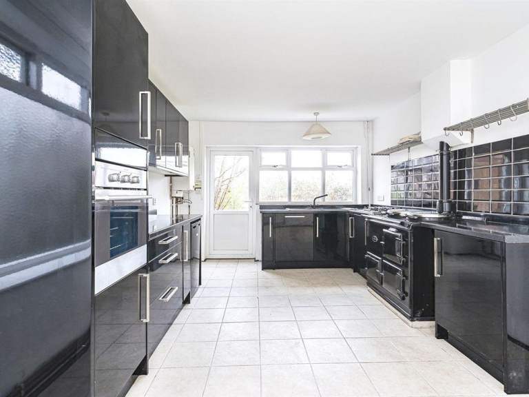 2-Bedroom Detached Bungalow – 7 Mins Walk to Russells Hall Hospital, Dudley.