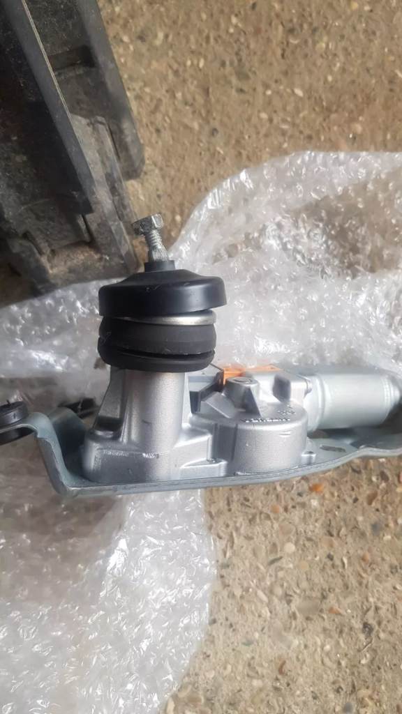 Honda insight 2009 - 2015 rear wiper motor and arm linkage *slight damage 