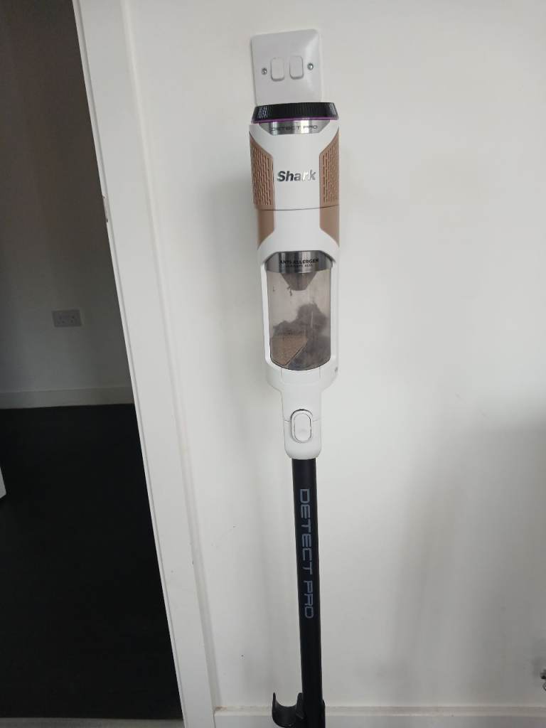 Shark Detect Pro Cordless Vacuum Cleaner - White/Bronze, Good Condition